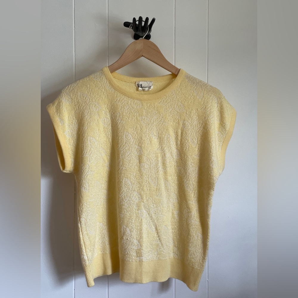 Vintage Medium pale yellow floral short sleeve light sweater.